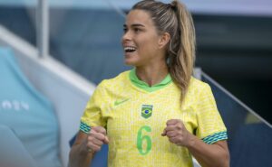 tamires é referência dentro e fora de campo para brasil conquistar ouro no futebol feminino 