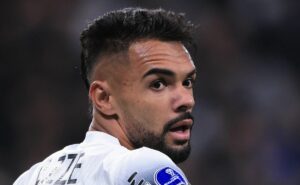 expulsão de raniele em corinthians x grêmio o isola como o mais indisciplinado do time