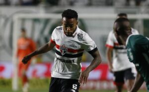 welington se destaca na classificação do são paulo e recebe críticas: “não significa nada”