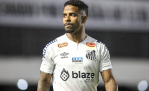 hayner é criticado por torcedores em vitória do santos: “É ruim” 