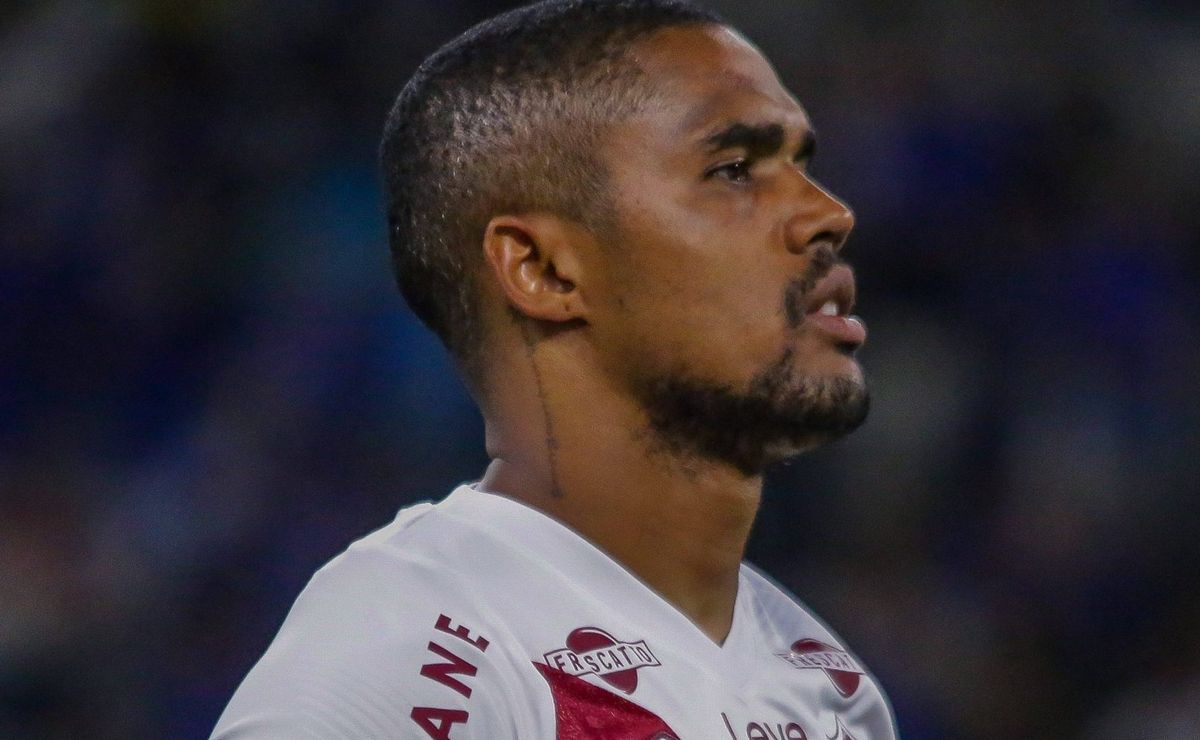 oferecido ao santos duas vezes, douglas costa está livre no mercado e busca destino