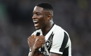 luiz henrique iguala temporada mais artilheira da carreira pelo botafogo e tema repercute: “transbordando tristeza”