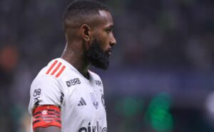 gerson fica sem ar, de la cruz e +2 sentem e flamengo liga alerta de lesões