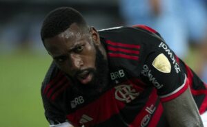 Árbitro ‘chama a atenção’ em possível pênalti em gerson, do flamengo; var não foi acionado
