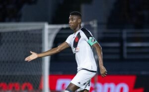 léo enfurece torcida do vasco no empate com o criciúma: "na conta dele"