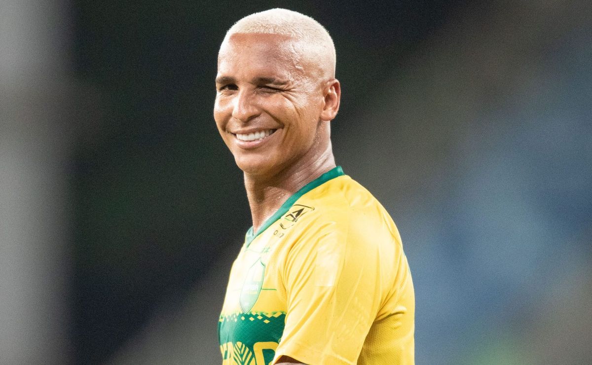 deyverson é surpreendido com recepção na chegada a bh para acertar com o atlético mg 