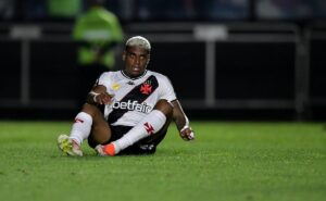 emerson rodríguez vence críticas em vasco x athletico e marca belo gol