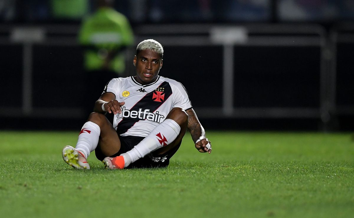 emerson rodríguez vence críticas em vasco x athletico e marca belo gol