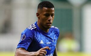 arthur gomes, do cruzeiro, é flagrado ameaçando saravia em dublagem: “vamos lá pra fora”