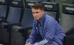 fernando seabra relaciona fabrizio peralta para o jogo entre cruzeiro e vitória