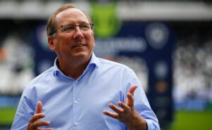 john textor intensifica negociações para adquirir clube inglês, ampliando seu império no futebol