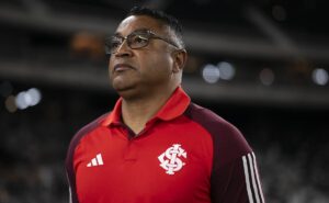 roger machado tem atenção especial com bruno gomes que pode mudar de posição no internacional 