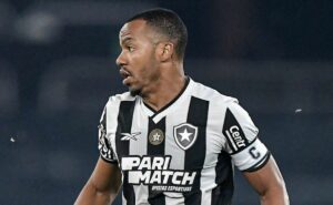 botafogo reclama falta de jean lucas, e pediram cartão vermelho para o jogador; árbitro deu apenas amarelo