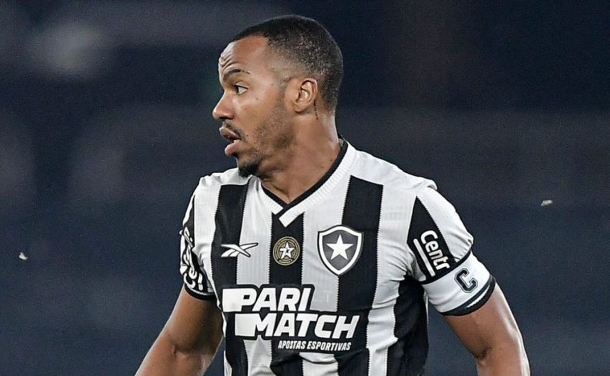 botafogo reclama falta de jean lucas, e pediram cartão vermelho para o jogador; árbitro deu apenas amarelo