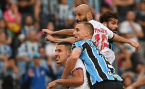 com lei do ex, thaciano marca duas vezes e grêmio é derrotado pelo bahia no brasileiro