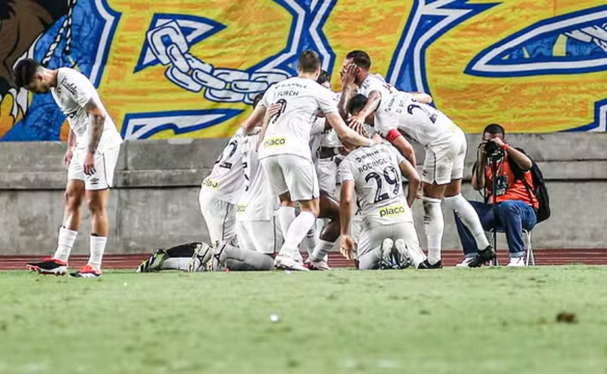 guilherme faz dois e santos bate paysandu por 3 a 0 pelo brasileirão série b