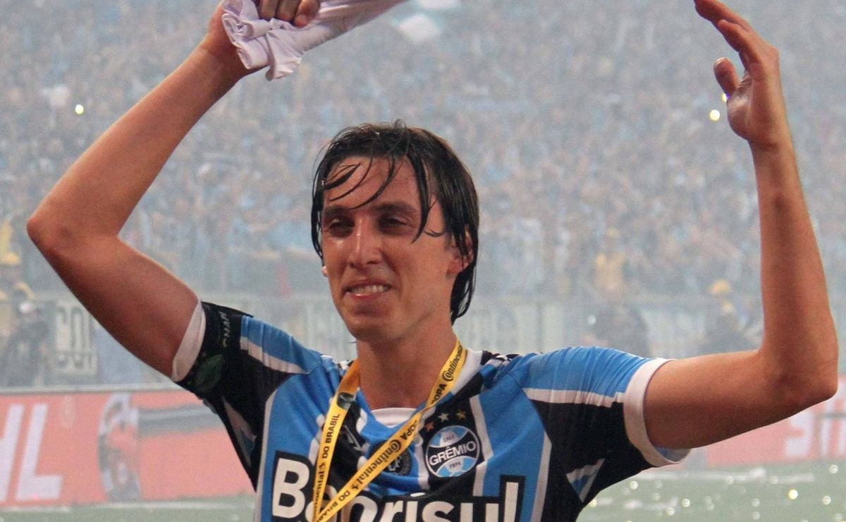 reviravolta sobre futuro de pedro geromel pode ser confirmada em 2025 e zagueiro renovar no grêmio