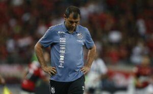 fábio carille em xeque no santos: saída pode gerar custo de r$ 42 milhões