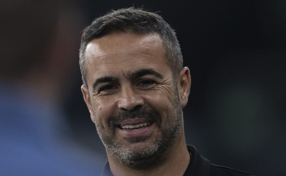 botafogo de artur jorge faz história: pela primeira vez, o glorioso briga por três títulos em agosto