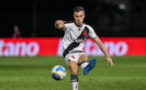 escalação do vasco: lucas piton está fora do clássico contra o fluminense