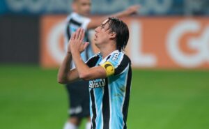 renato gaúcho muda escalação do grêmio e geromel fica no banco contra fluminense