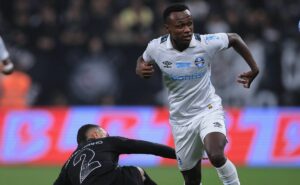 stjd pode punir corinthians com jogos sem torcida por conta de gestos ofensivos ao grêmio