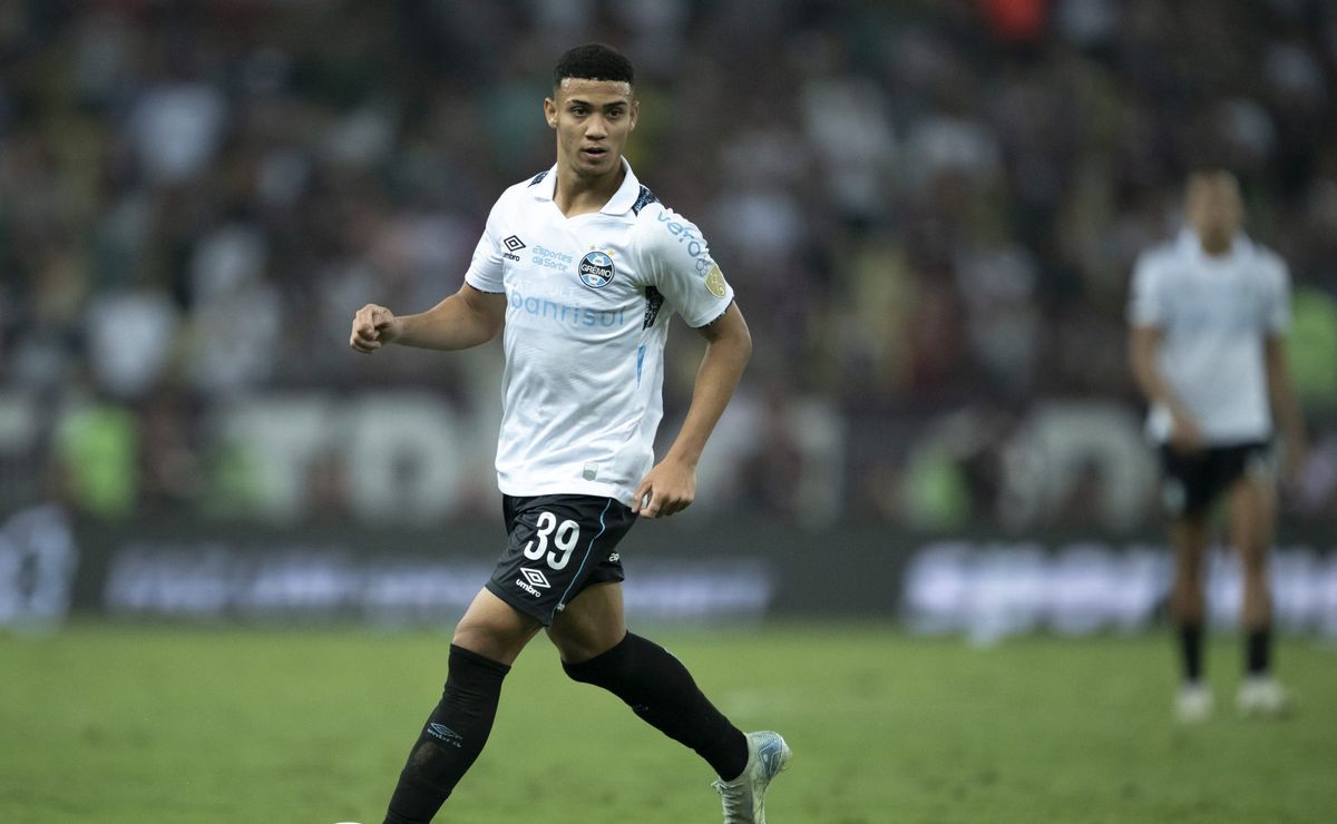 renato se despede de gustavo nunes, vendido pelo grêmio ao brentford ing: “seja muito feliz”