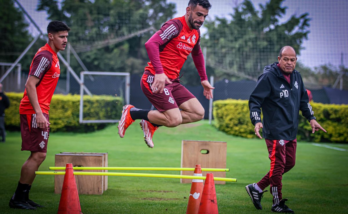 torcida do internacional questiona tempo de treino e faz críticas à preparação do time