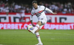 mesmo com time reserva, são paulo vence o lanterna atlético go e encosta no g4