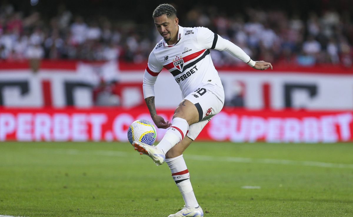 mesmo com time reserva, são paulo vence o lanterna atlético go e encosta no g4