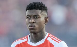 vitão está insatisfeito com a diretoria do internacional e pede para não jogar contra athletico