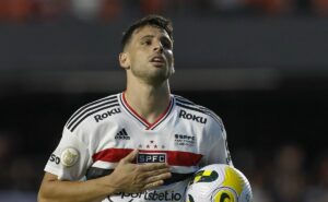 calleri teria oferecido o cartão de crédito para custear as despesas de izquierdo no hospital