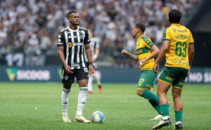 galo empata com cuiabá e continua distante do g6 do brasileirão; torcida critica escolhas de milito