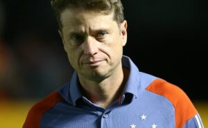 cruzeirenses perdem a paciência e pedem a saída de seabra após vitória x cruzeiro: "precisa ser demitido hoje"