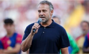 hansi flick comenta saída de vitor roque do barcelona e expõe bastidores: "conversei com ele"