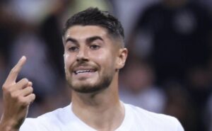 torcida do corinthians faz sugestão por alex arce: "pedro raul e mais dinheiro"