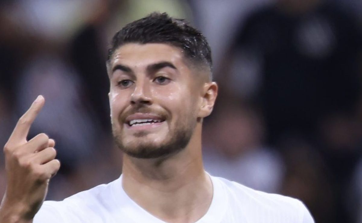 torcida do corinthians faz sugestão por alex arce: "pedro raul e mais dinheiro"