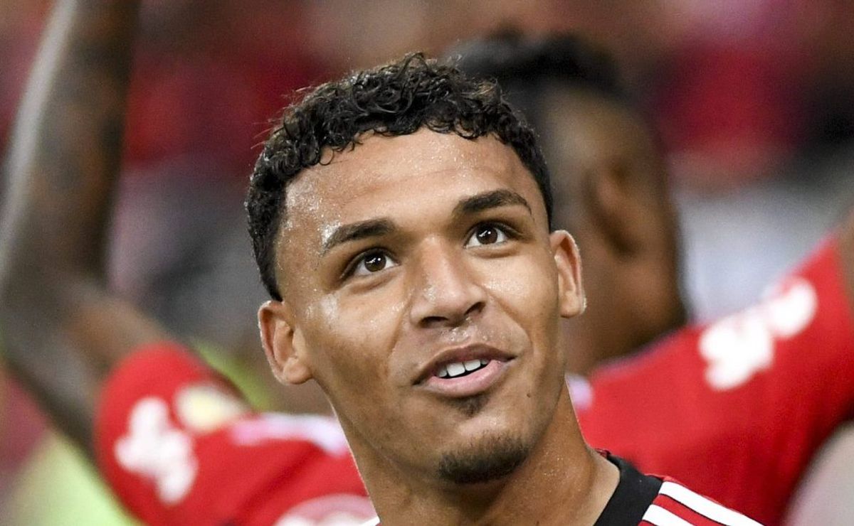 8 milhões de euros: victor hugo define saída do flamengo por empréstimo