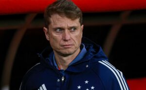 demissão de fernando seabra do cruzeiro é decretada pela torcida após derrota no sul; pedrinho bh ainda mantém técnico