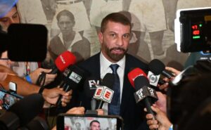 pedrinho revela que o vasco está negociando com o atacante chileno jean meneses