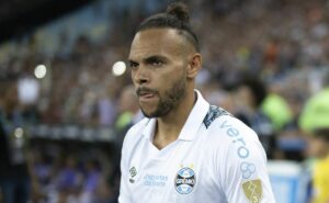 braithwaite faz centroavante perder espaço no grêmio de renato e saída é encaminhada