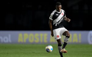 torcida do vasco perde a paciência com léo e pede reforços