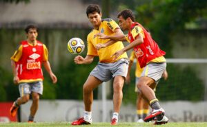 menino da vila no rival? corinthians tem interesse na contratação do meia alan patrick, revelado no santos