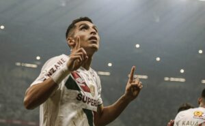 torcida do fluminense se empolga com atuação de kevin serna contra atlético mg: “messi colombiano”