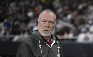 após derrota para o vasco, mano menezes expõe insatisfação com daronco e critica polêmica: “absurdo”