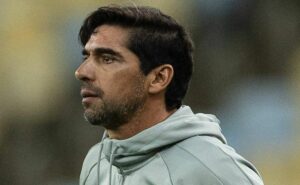 var é determinante em empate do palmeiras pela segunda vez consecutiva e irrita abel: “expulsão?”