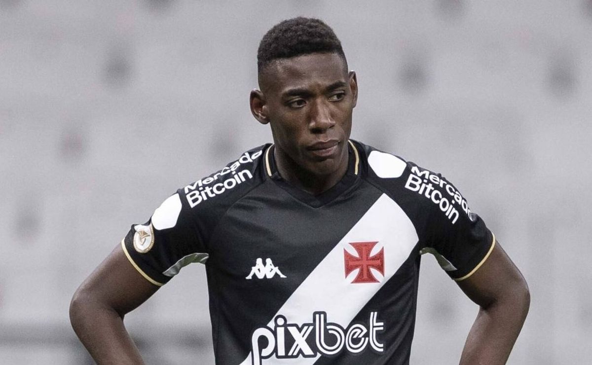 léo se torna alvo de deboche durante evento de aniversário do vasco: “contratamos o pelé errado”