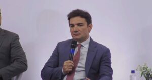 ministro celso sabino afirma que resorts com cassino podem gerar até 1 milhão de empregos