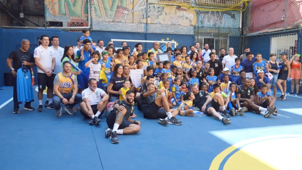 estrelabet reforma quadra em comunidade do rio de janeiro e envolve atletas da seleção de futsal em ação comunitária