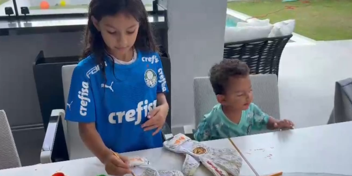 poker faz ação com filhos que pintam luvas para pais usarem em rodada do dia dos pais